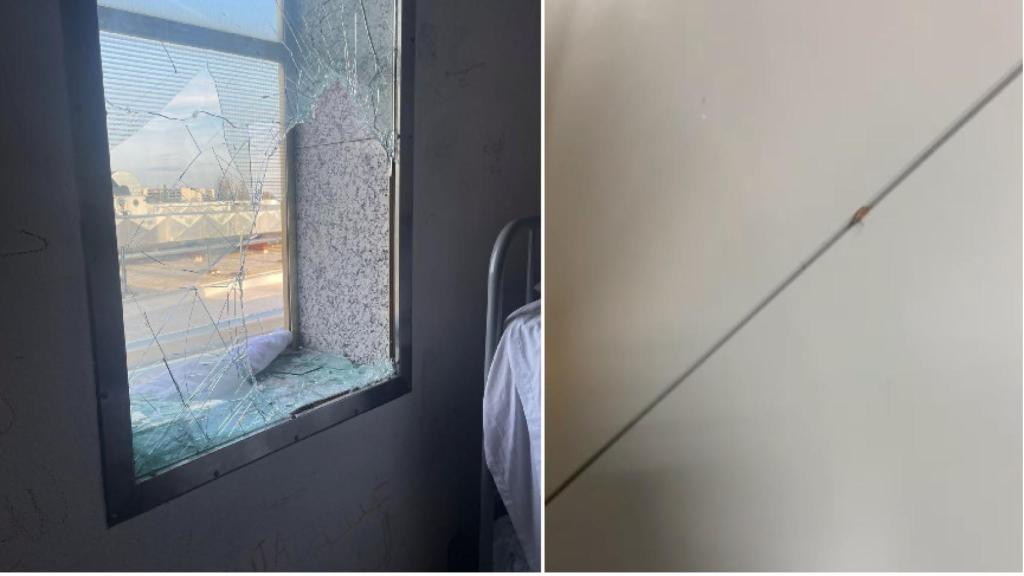 La ventana por la que se fugaron los inmigrantes y los insectos en las salas en las que permanecen encerrados.