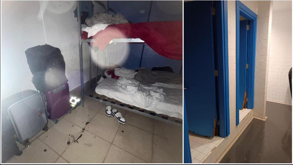 Las pocas literas que han transportado a una de las estancias y el estado de las puertas de los baños.