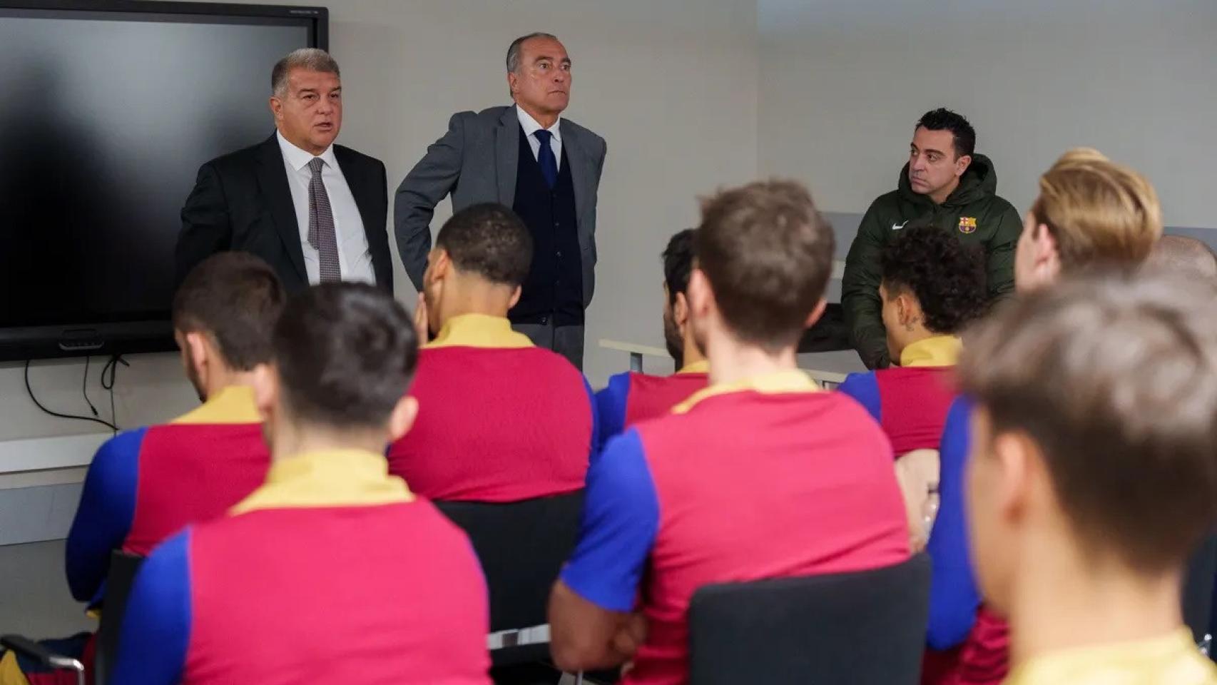 El presidente del Barcelona, Joan Laporta, visita al equipo antes de partir hacia Salamanca