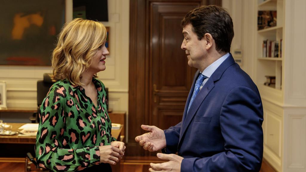 La ministra de Educación, Pilar Alegría, y el presidente de la Junta, Alfonso Fernández Mañueco, durante su reunión de este miércoles en el Ministerio.