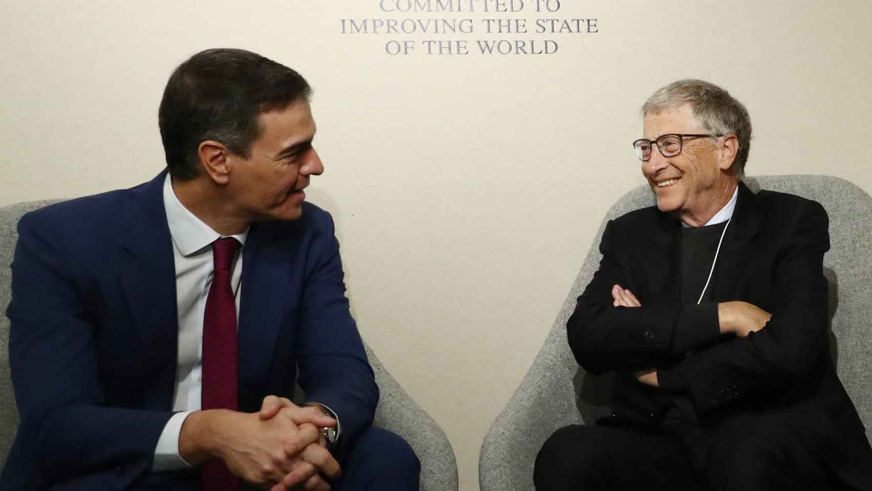 El presidente del Gobierno, Pedro Sánchez, junto al cofundador de Microsoft, Bill Gates, durante su conversación en el Foro de Davos de 2024.