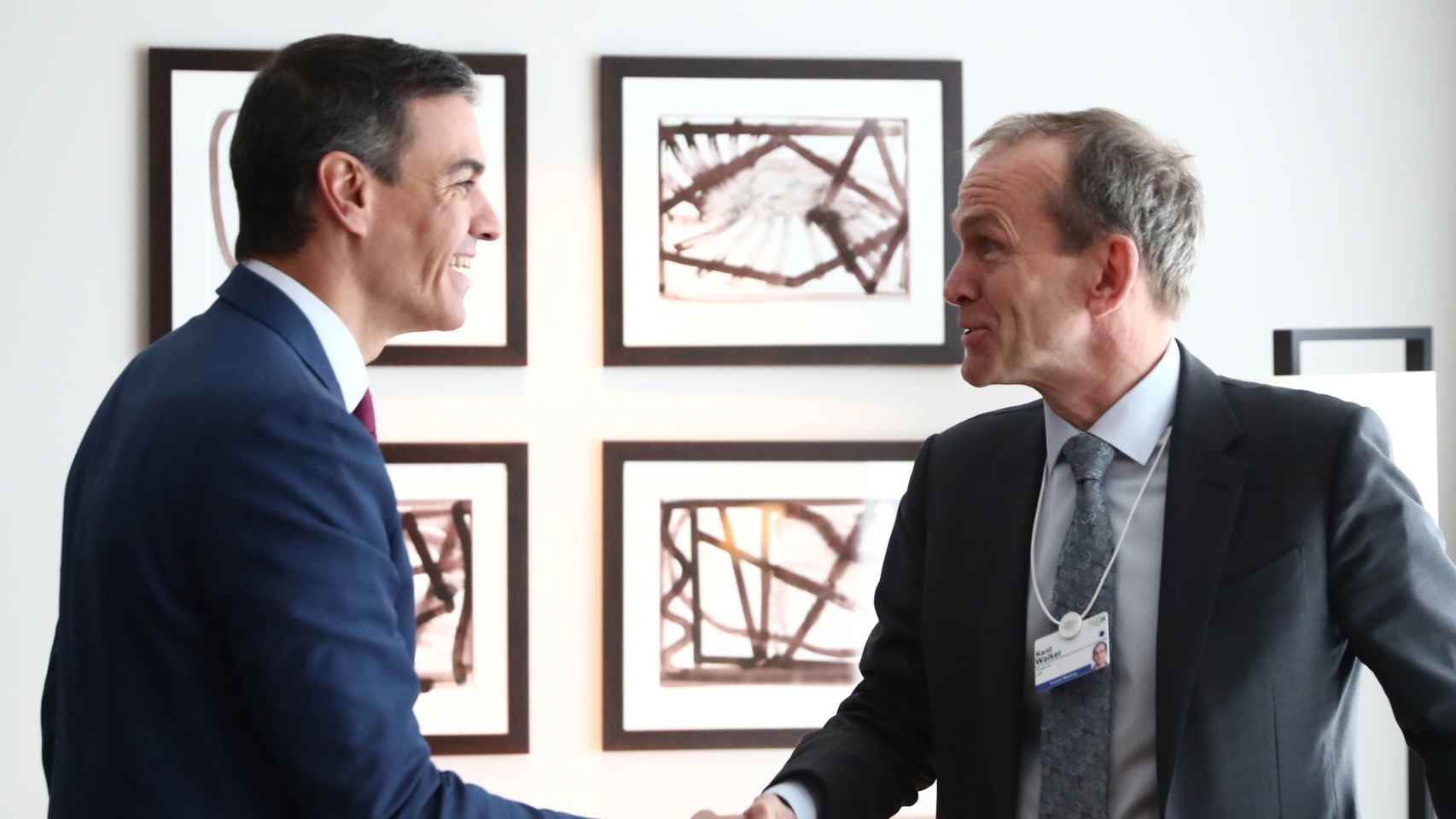El presidente del Gobierno, Pedro Sánchez, junto al presidente de asuntos globales de Google,  Kent Walker, durante un encuentro en el Foro de Davos 2024.