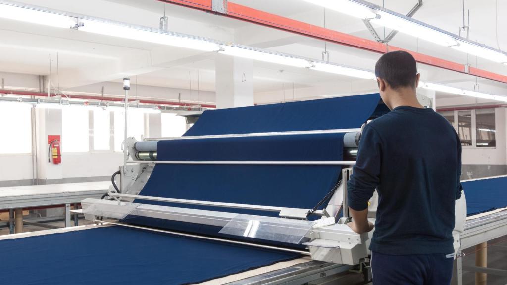 Un empleado de la industria textil trabajando, en una imagen de Shutterstock.