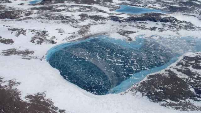 Groenlandia está salpicada de lagos de agua de deshielo congelados.