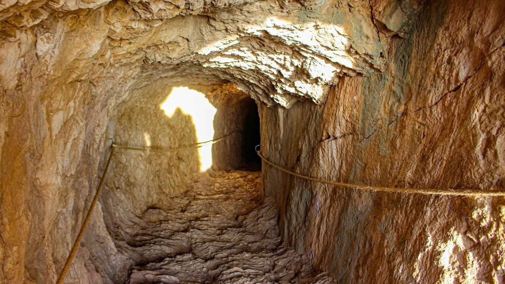 El túnel que se puede cruzar en el corazón de la roca.