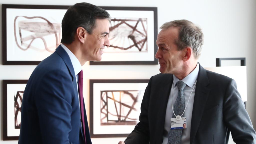 Pedro Sánchez salud a Kent Walker, de Google.