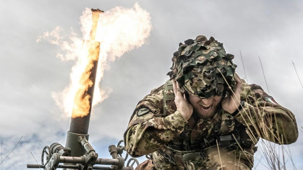 Un paracaidista italiano durante durante el Ejercicio Adaptive Hussar 23, el pasado noviembre en Hungría.
