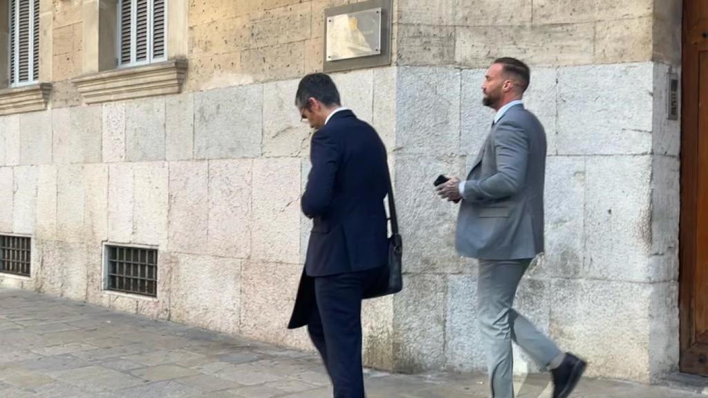 Calum Best, junto a su abogado Jaime Campaner, tras el juicio.