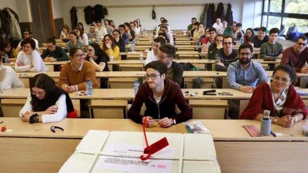 Varios aspirantes en el examen del MIR 2023.