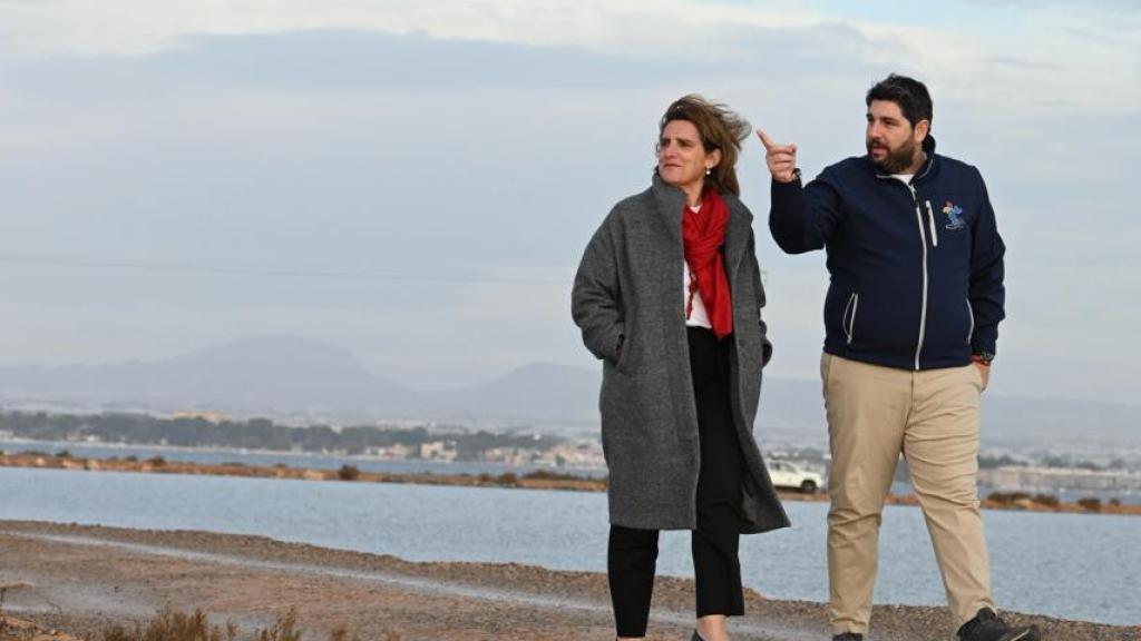 Teresa Ribera, ministra para la Transición Ecológica, paseando por el Mar Menor, este miércoles, junto a Fernando López Miras, presidente del Gobierno de la Región de Murcia.