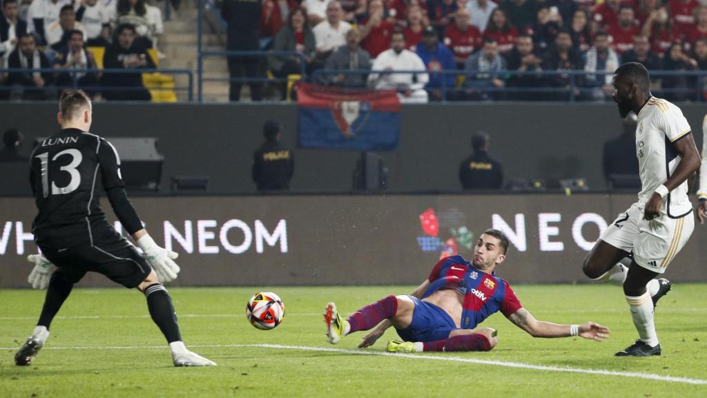 Lunin, frente al Barça en el partido de la Supercopa