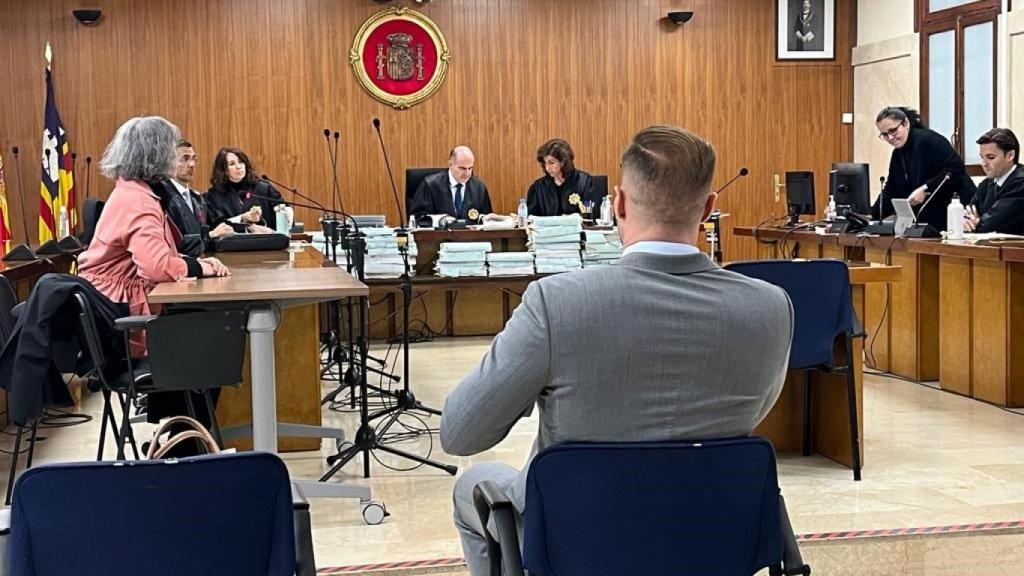 El modelo Calum Best, de espaldas, en el juicio celebrado en la Audiencia Provincial de Baleares.