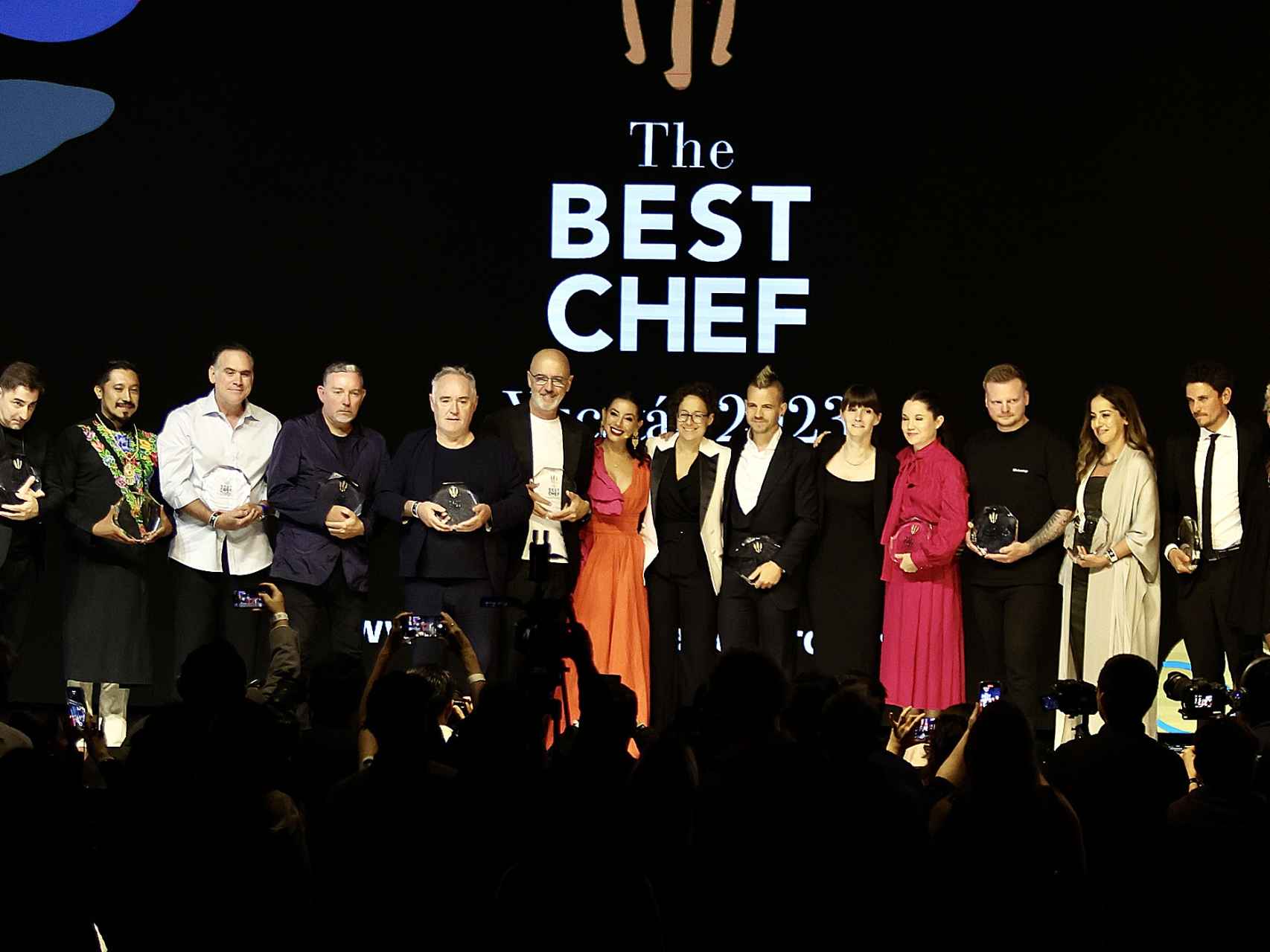 Dabiz Muñoz, en el centro, en la gala de los mejores chefs del mundo de 2023.