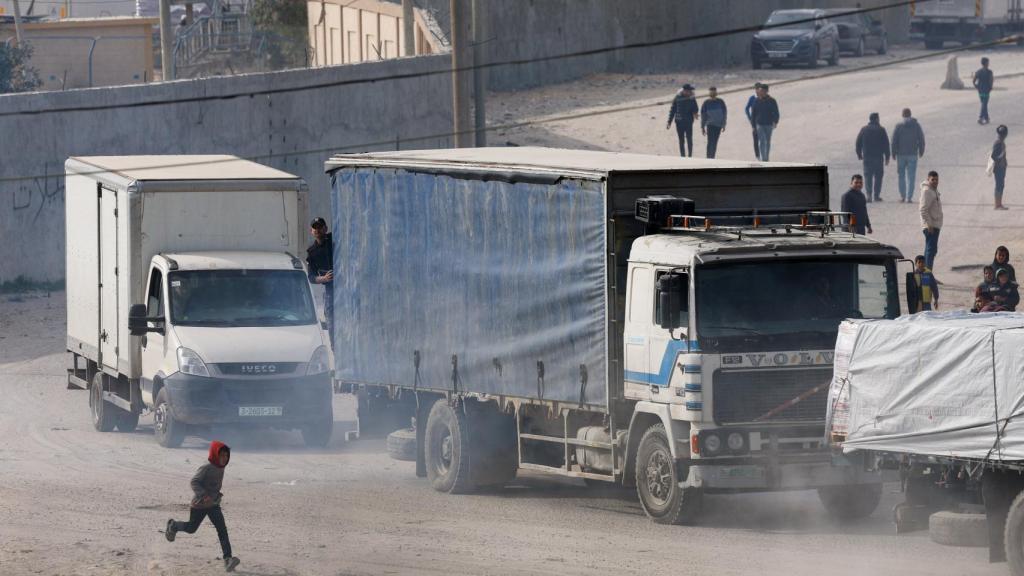 Tres camiones cargados de ayuda llegan este miércoles al paso de Rafah, al sur de Gaza.