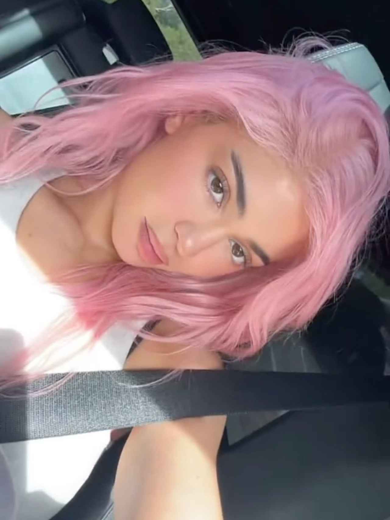 Kylie Jenner luciendo su nuevo color de cabello rosa Barbie.
