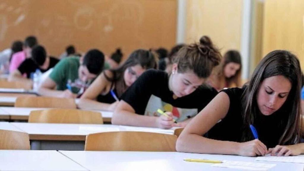 Varios aspirantes en el examen del MIR.