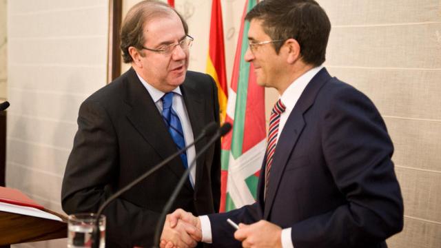 Imagen de 2012, cuando el por aquel entonces presidente de la Junta de Castilla y León, Juan Vicente Herrera, y el lehendakari del Gobierno Vasco, Patxi López, firmaron el convenio de colaboració