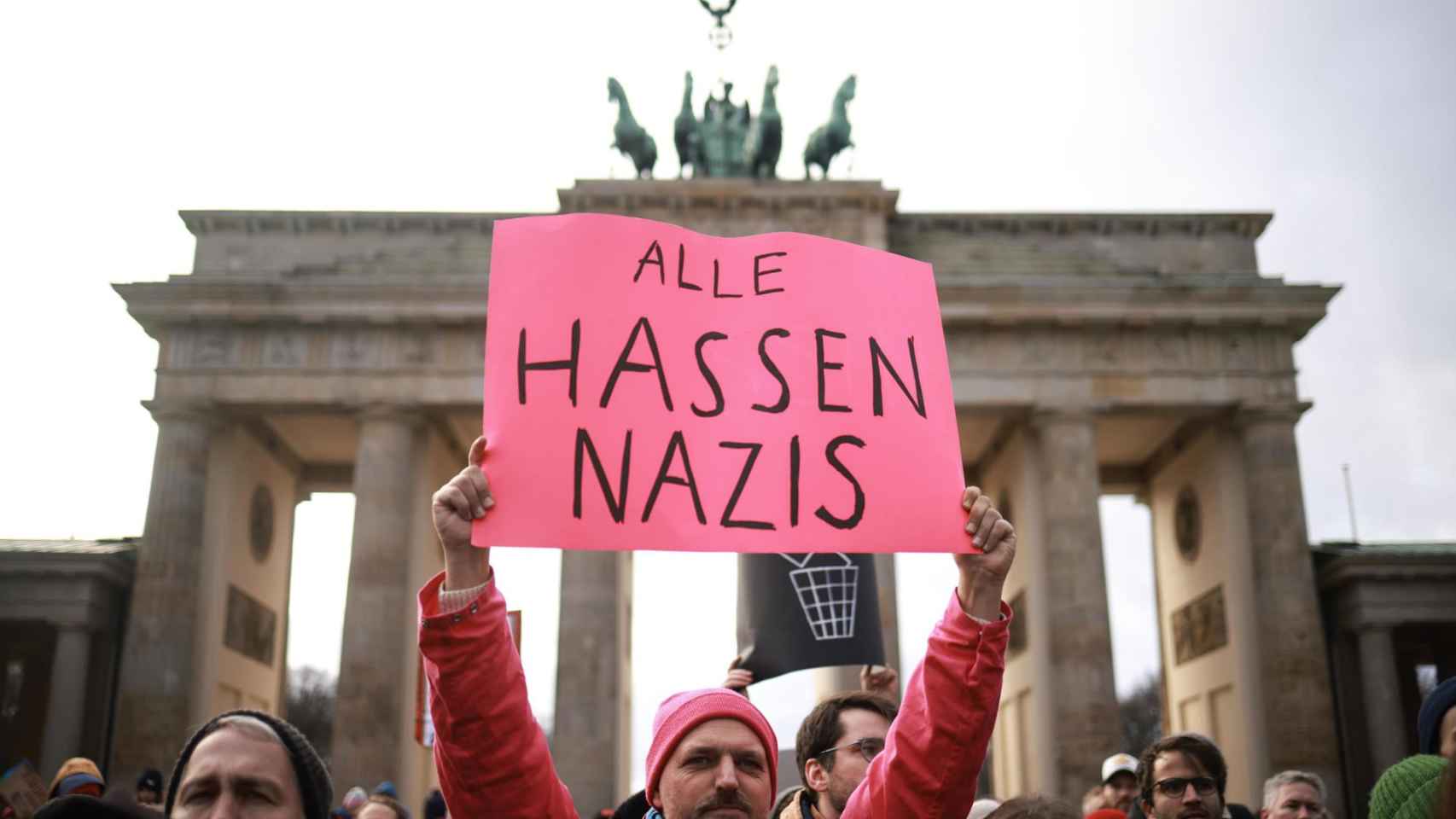 Un manifestante sostiene una pancarta en la que se lee Todos odian a los nazis durante una manifestación contra el partido de extrema derecha Alternativa para Alemania (AfD) frente a la Puerta de Brandeburgo en Berlín, Alemania, 14 de enero de 2024.