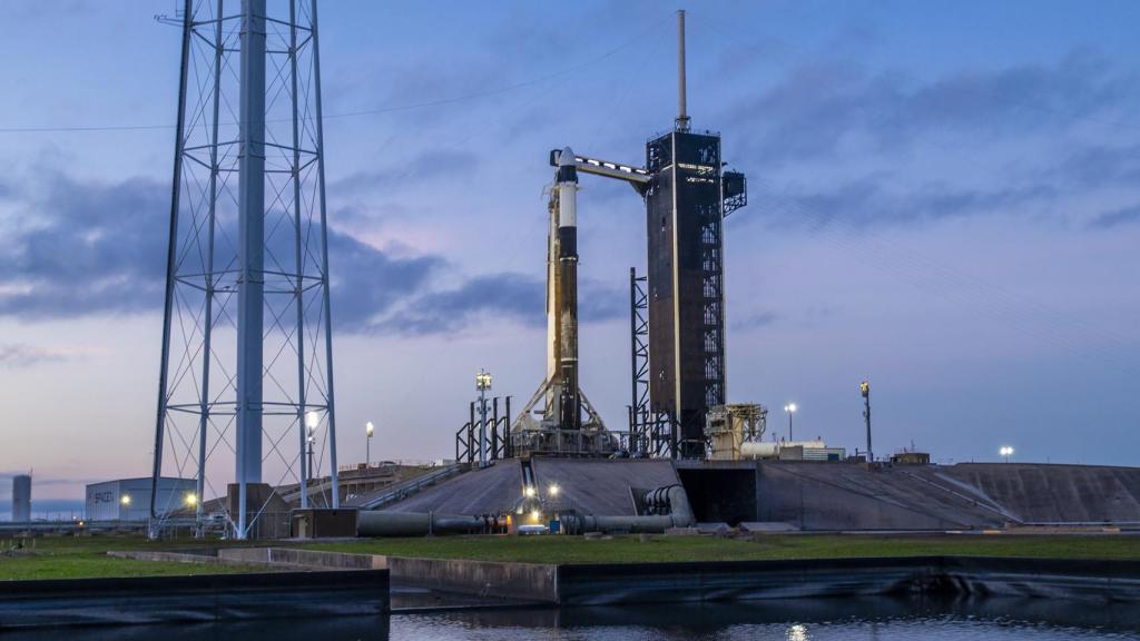 Cohete de la misión Ax-3 en la plataforma de lanzamiento