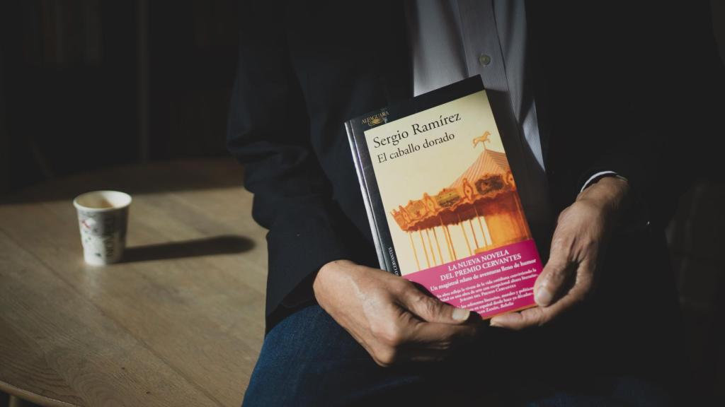 Sergio Ramírez con su nueva novela, 'El caballo dorado' (Alfaguara).