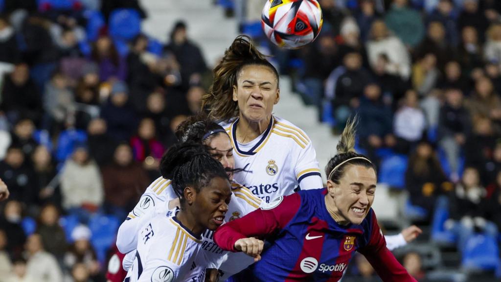 Naomi Feller y Mariona Caldentey pelean por un balón