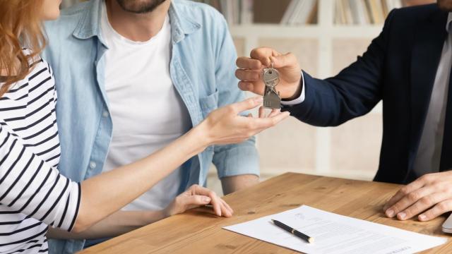 Una persona firma la compra de una vivienda, en una imagen de Shutterstock.