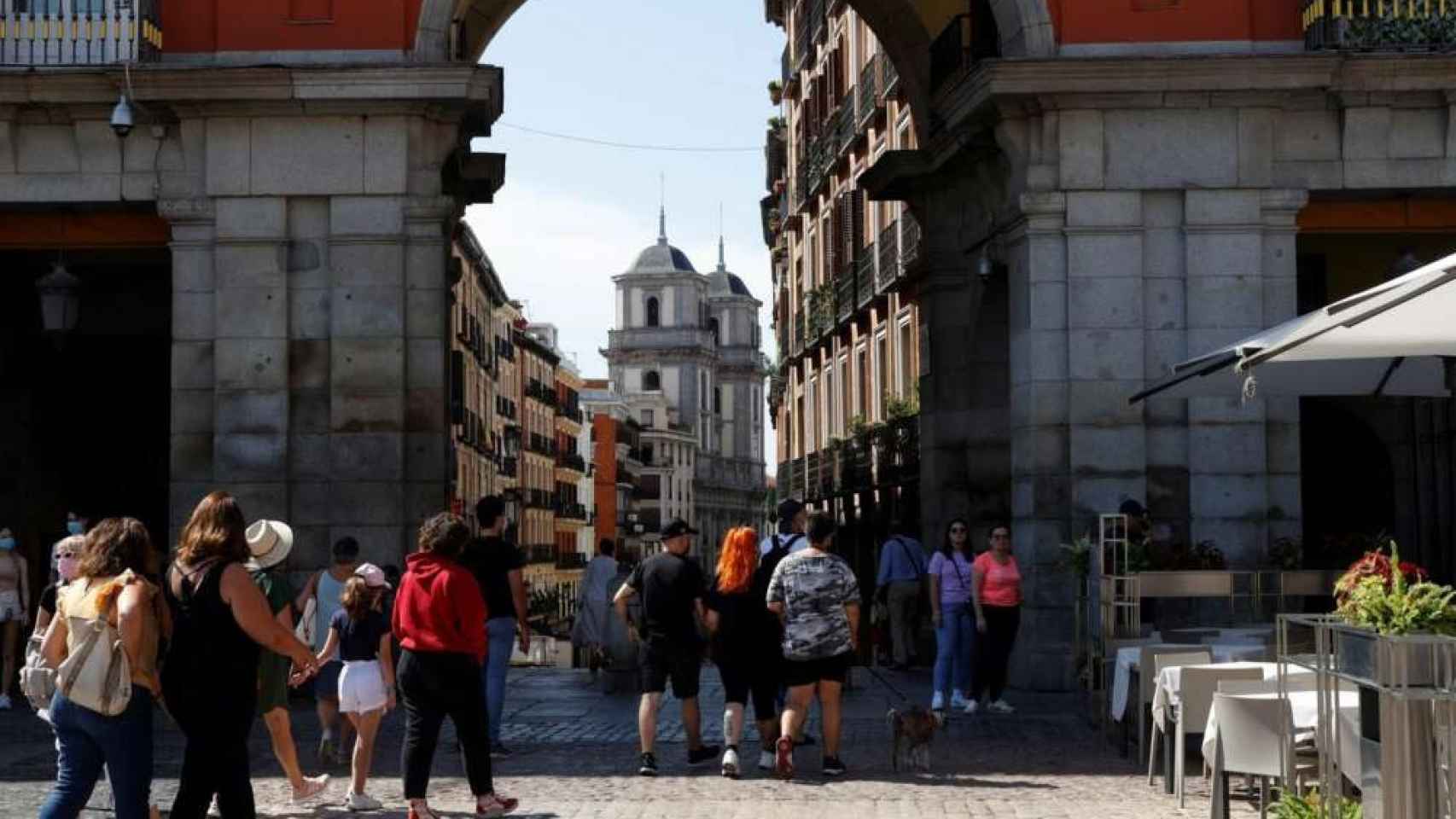 Un grupo de turistas paseando por Madrid.