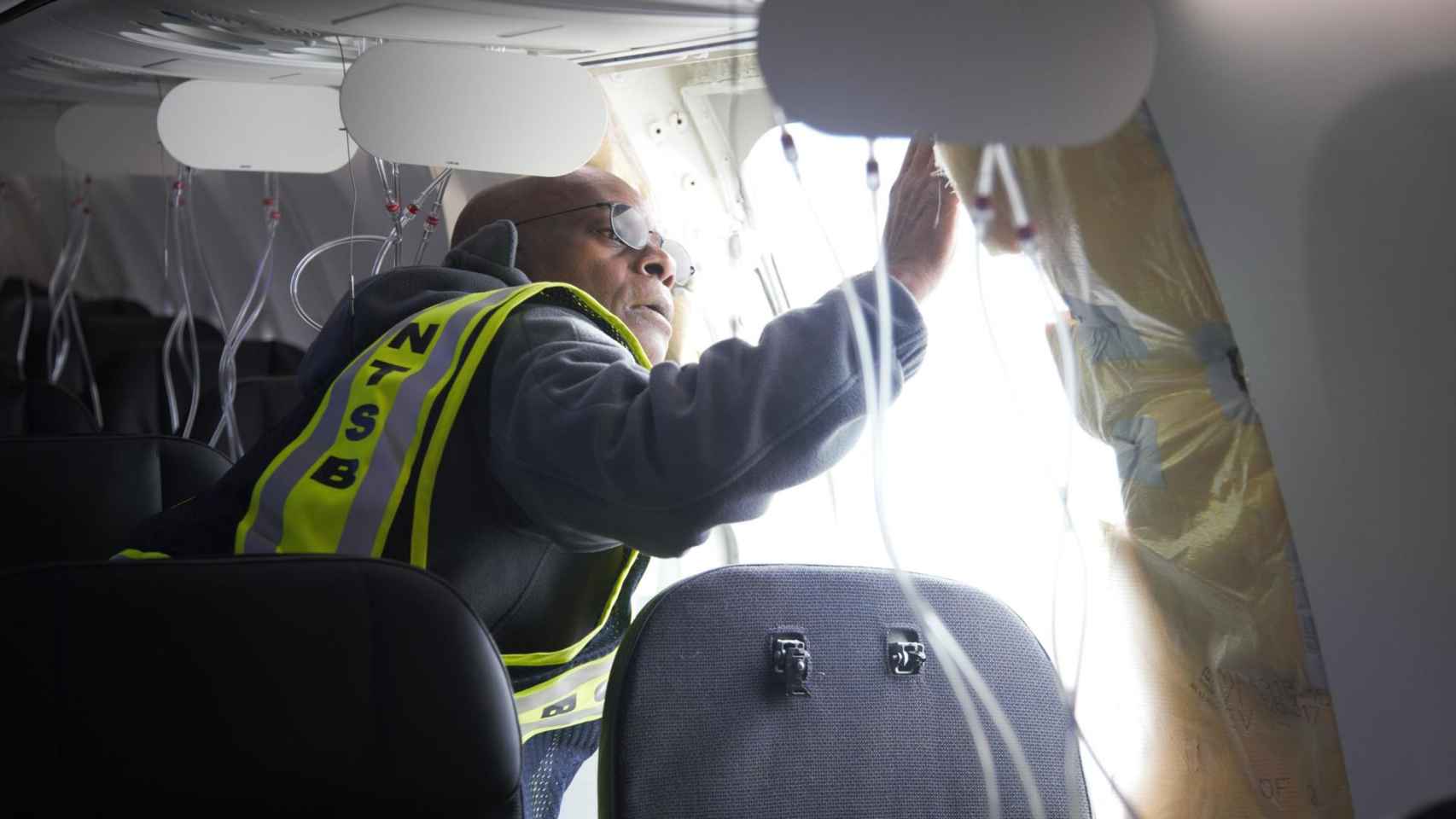 Operario durante la investigación sobre el fallo del fuselaje de un Boeing 737-9 MAX operado por Alaska Airlines