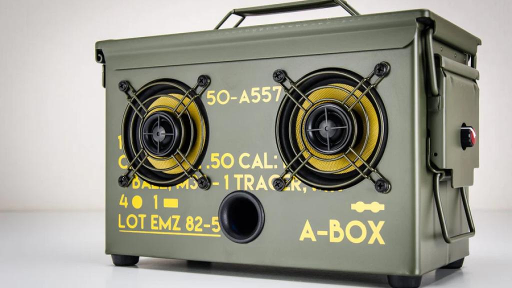 Altavoz en una caja de munición de los años 50