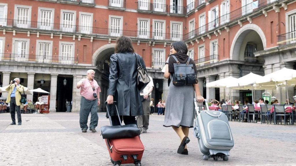 Dos turistas paseando por Madrid.