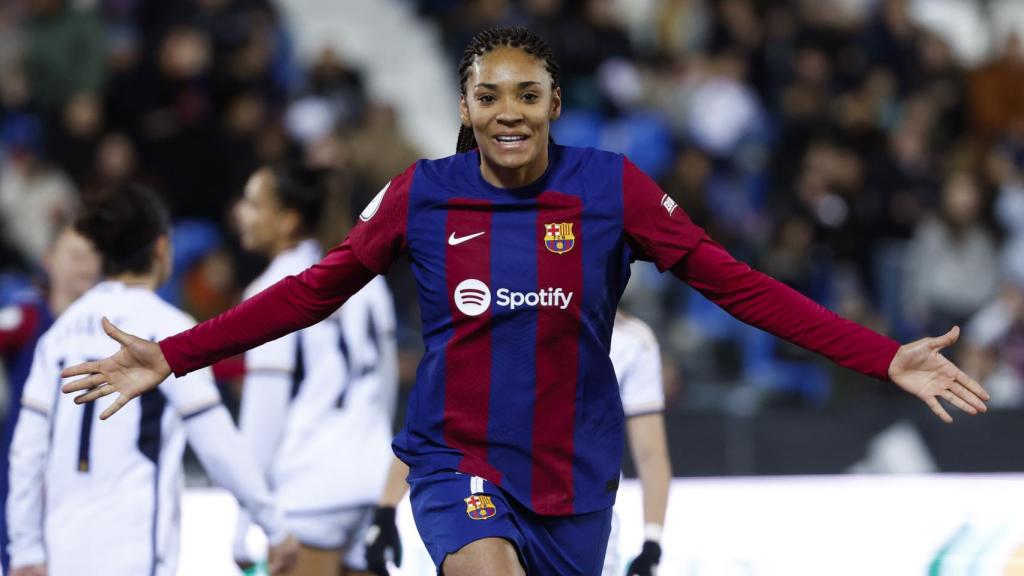 Salma Paralluelo celebra uno de sus goles