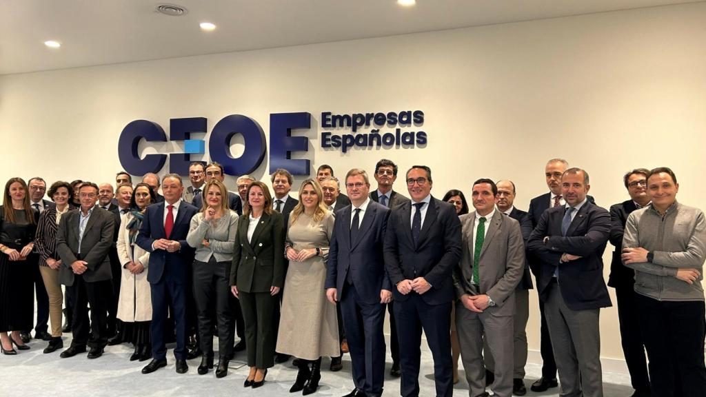 Foto de familia durante la presentación del 'Manifiesto por el mantenimiento de la economía de Castellón'.