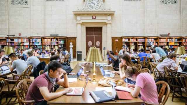 Estudiantes en una biblioteca del campus de Harvard