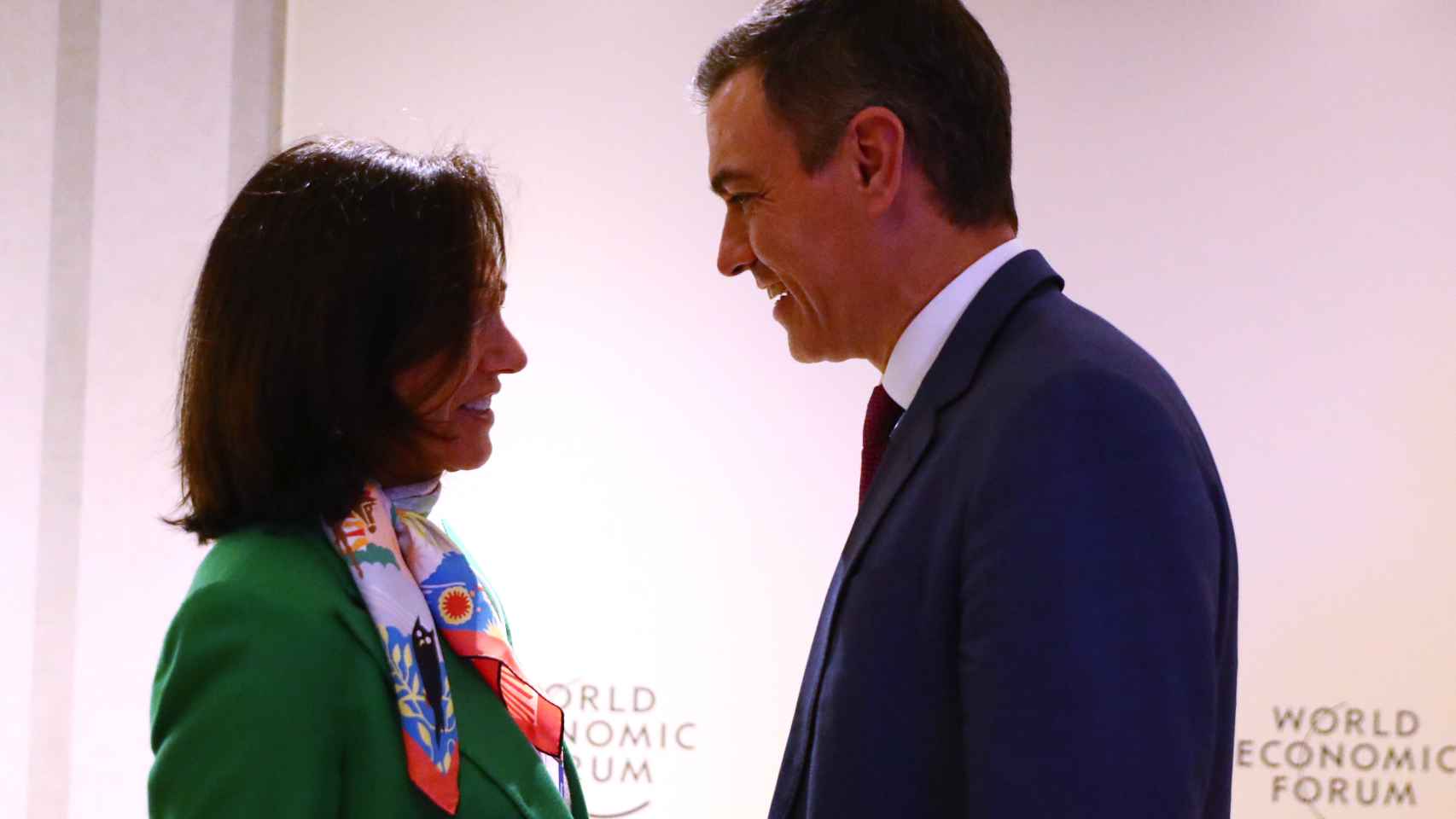 Ana Botín charla con Pedro Sánchez, en el Foro de Davos.