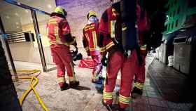 Los bomberos de León interviniendo en el incendio de una vivienda