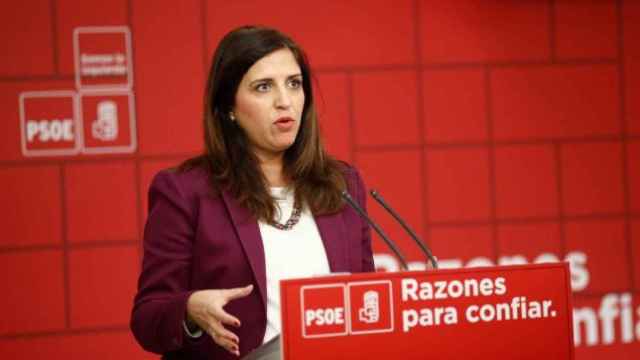 La portavoz del PSOE, Esther Peña, durante una rueda de prensa del partido.