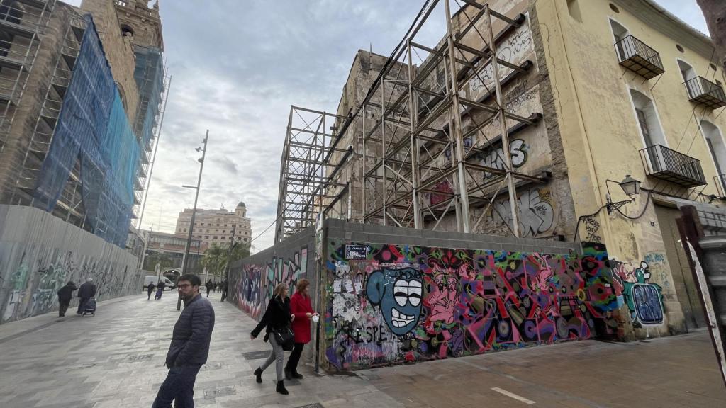 Entorno del edificio en ruinas.