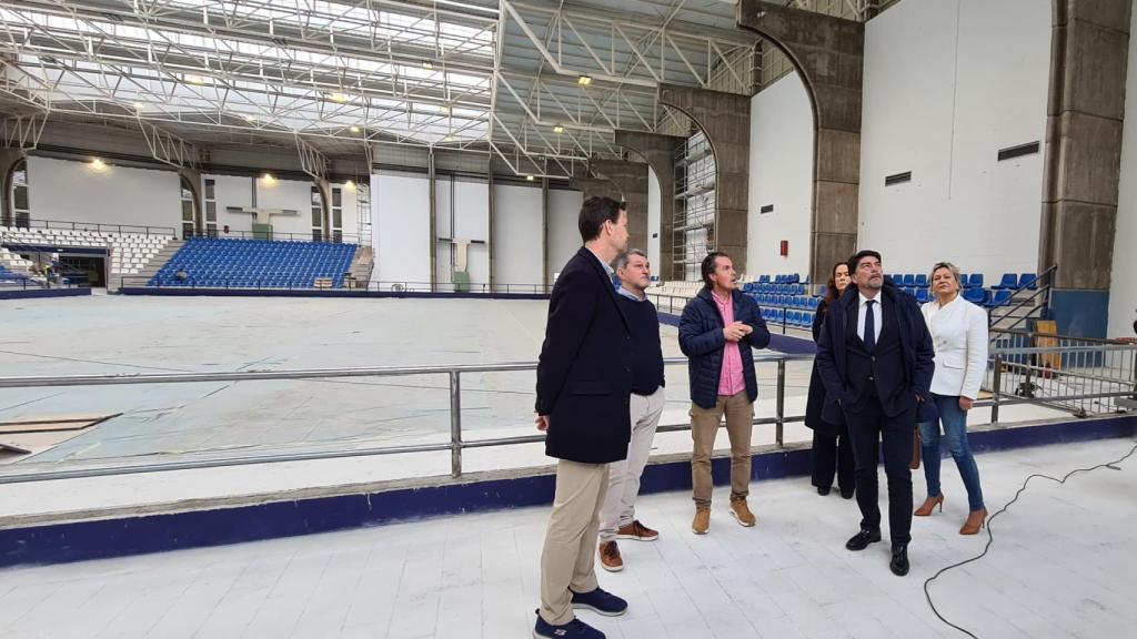 La corporación municipal visita las obras del pabellón.
