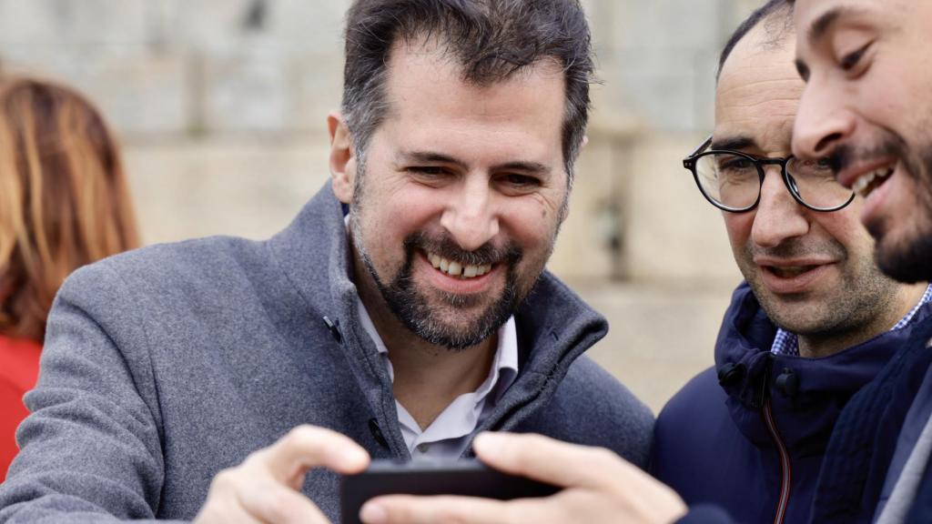 El secretario general del PSCyL, Luis Tudanca, visita Vitigudino, acompañado por el secretario general del PSOE de Salamanca, David Serrada, y del alcalde de la localidad, Javier Muñiz.