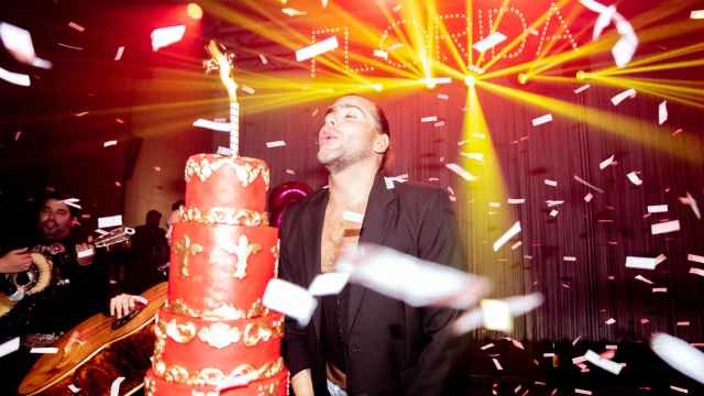 Eduardo Navarrete soplando las velas de la tarta de su 30 cumpleaños.