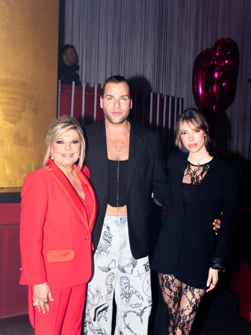 Eduardo Navarrete junto a Terelu Campos y Alejandra Rubio en la celebración de su 30 cumpleaños.
