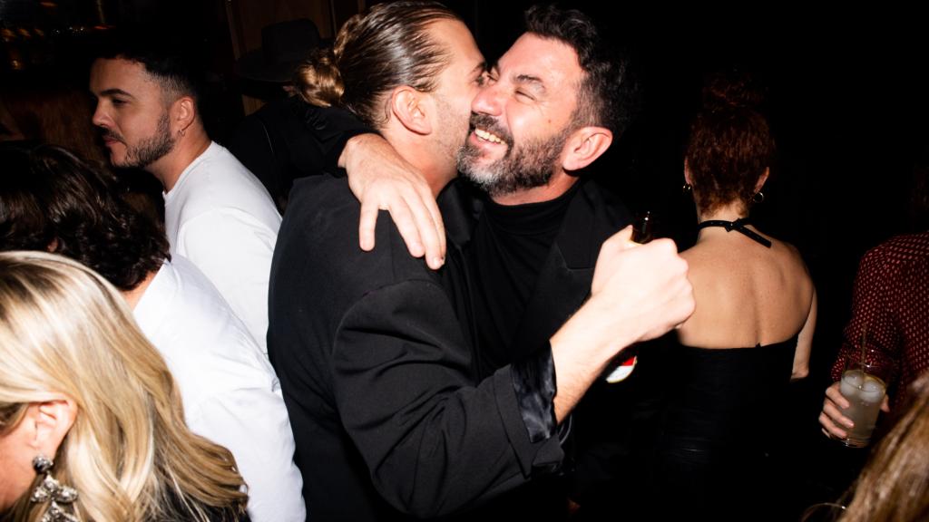 Eduardo Navarrete recibiendo a Arturo Valls en su fiesta de cumpleaños.