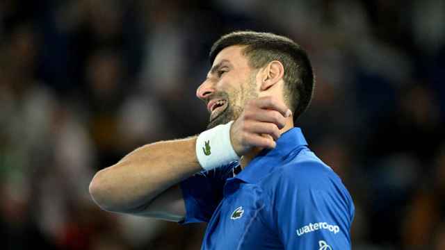 Djokovic se lamenta de una acción en su partido ante Popyrin.