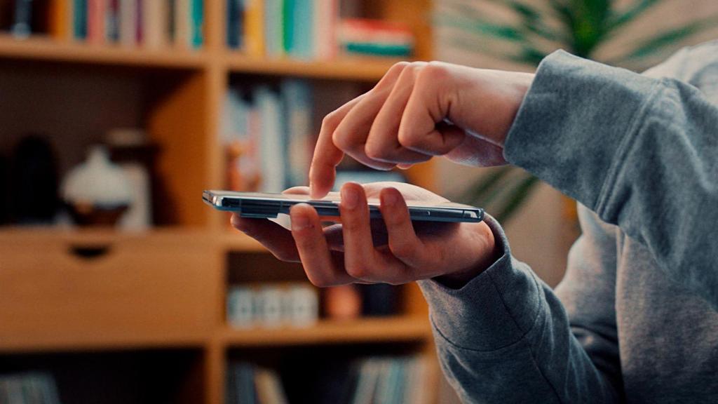 Imagen del nuevo gesto que se hace en un móvil de Google o Samsung
