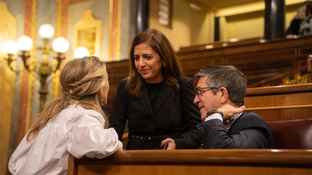 Esther Peña, en el centro, junto a Yolanda Díaz y Patxi López en el Congreso.