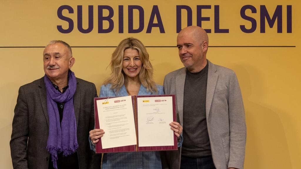 La vicepresidenta segunda del Gobierno y ministra de Trabajo y Economía Social, Yolanda Díaz (c), junto a los secretarios generales de CCOO, Unai Sordo (d), y de UGT, Pepe Álvarez (i).
