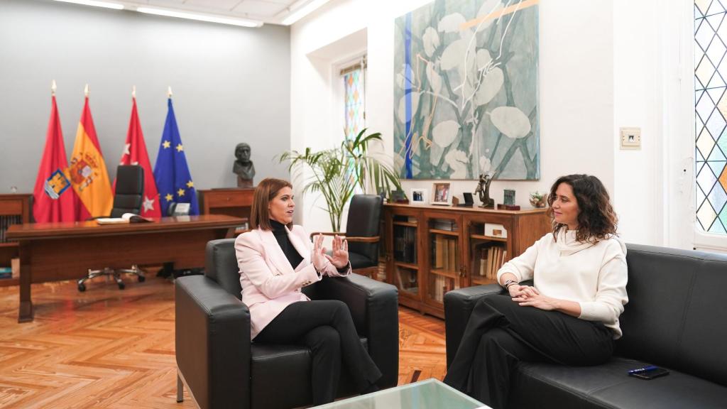 La alcaldesa de Alcalá de Henares y la presidenta de la Comunidad de Madrid en el Ayuntamiento alcalaíno.