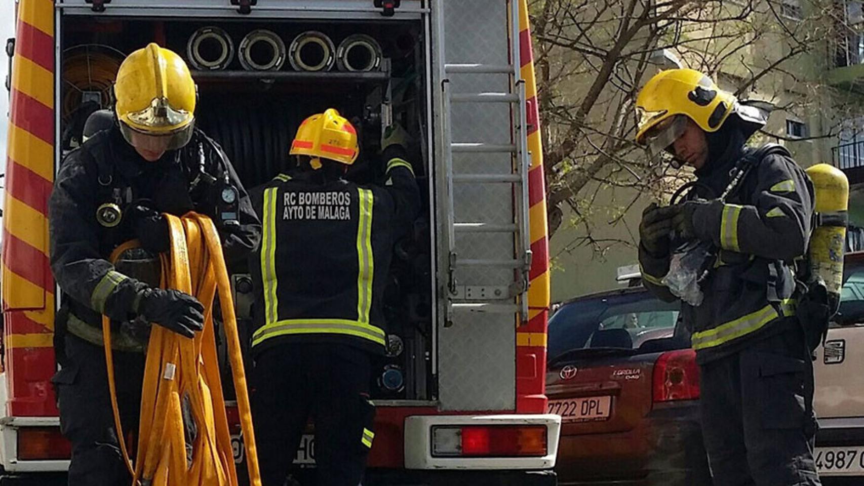 Dos personas afectadas en el incendio de una vivienda en Málaga.