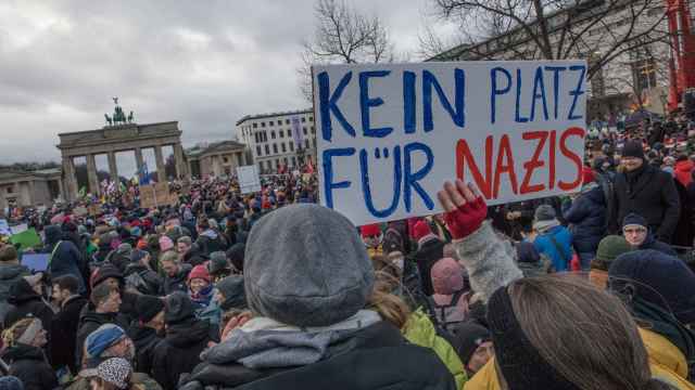Una pancarta lee No hay lugar para los nazis frente a la puerta de Brandemburgo en una protesta contra AfD.
