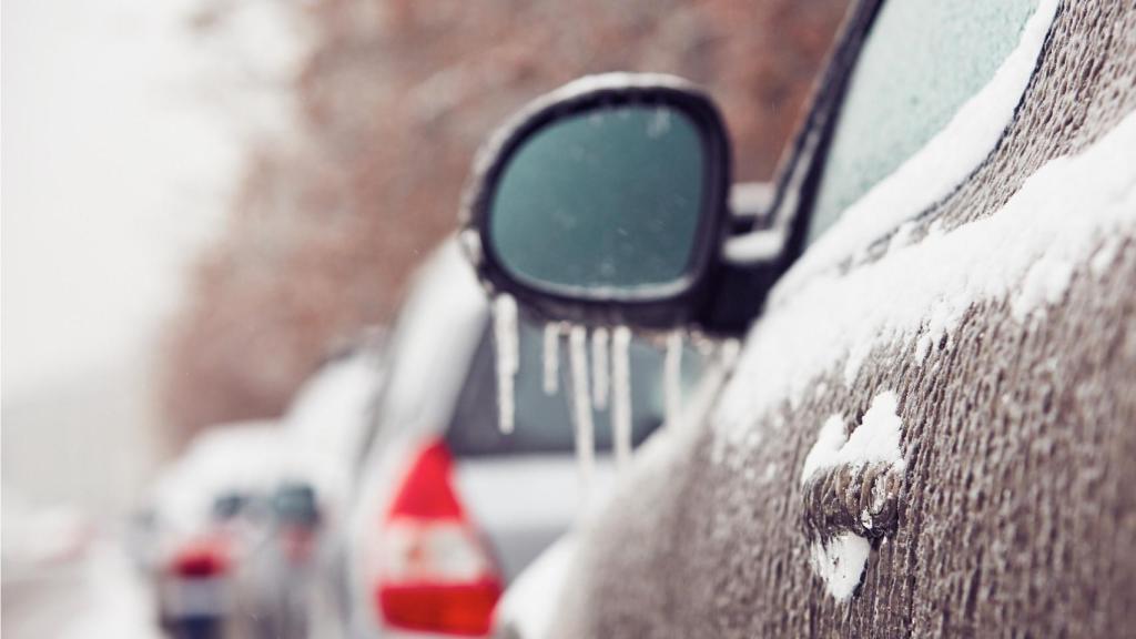 Un coche en la calle recubierto de hielo
